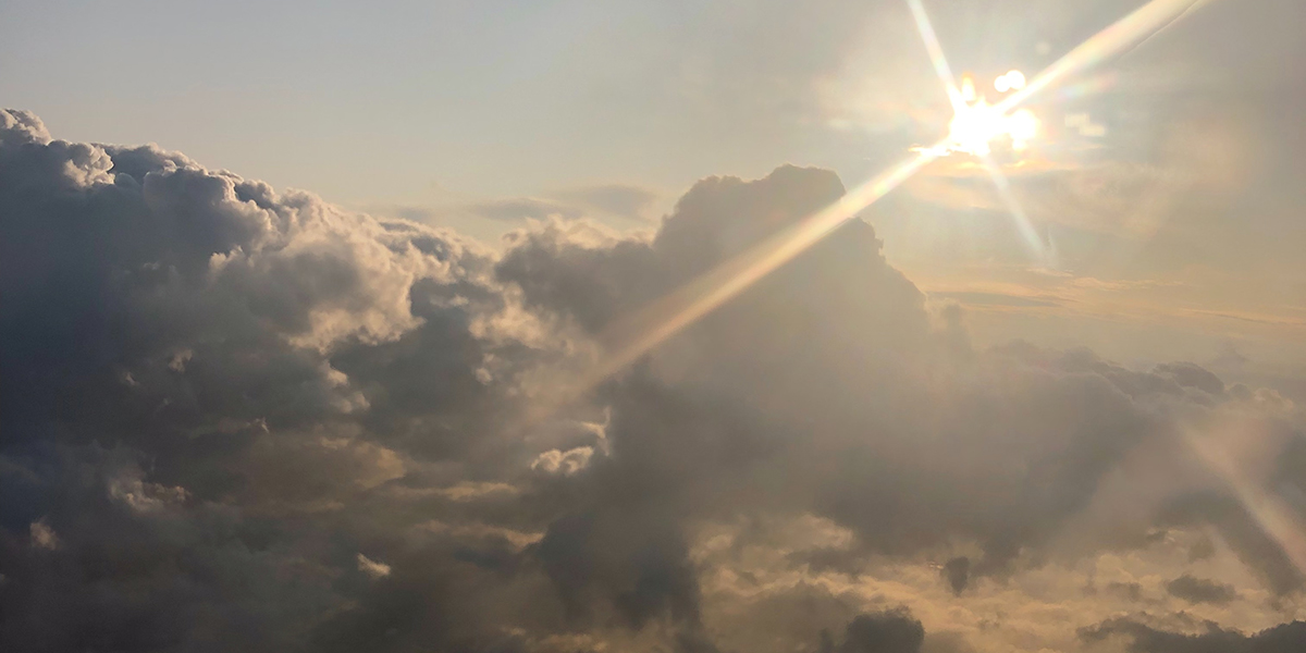 Ga eens op een wolk zitten en beschrijf de wereld